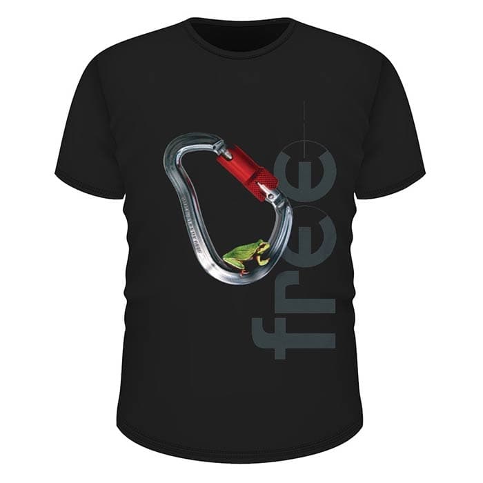 T-shirt noir avec un imprimé mousqueton argenté avec une fermeture rouge et une petite grenouille verte à l’intérieur, à côté se trouve le lettrage « free » en gris, nom du produit Tree Frog