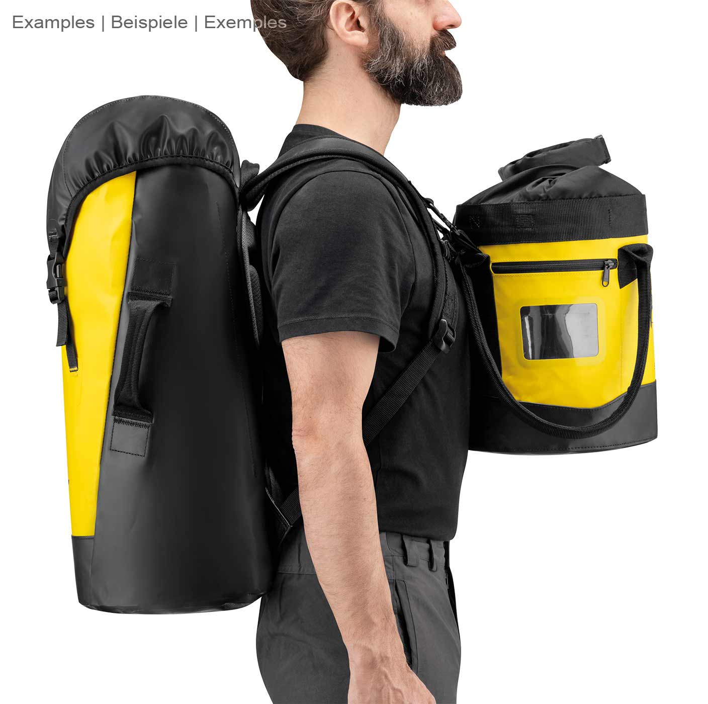 Homme portant le sac à dos Petzl Transport 30 sur le dos, le sac à dos est noir et jaune et possède des bretelles rembourrées et des poignées latérales