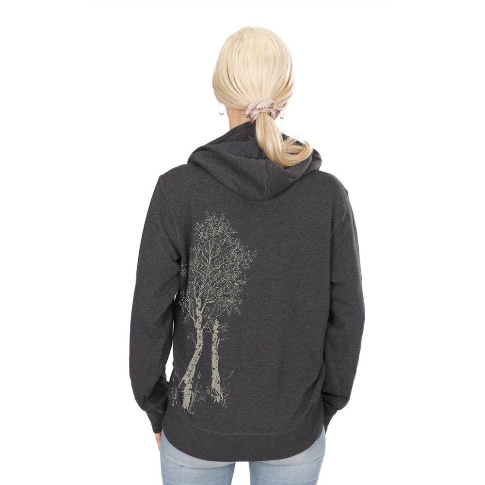 Sweat à capuche Zipp gris foncé à l’arrière avec capuche, sur le côté gauche un imprimé bouleau blanc, porté par une femme avec une queue de cheval légère