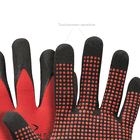 Gants de travail StretchFlex® Fine Grip de Pfanner, gros plan du bout des doigts avec des picots rouges et référence à la sensibilité de l’écran tactile