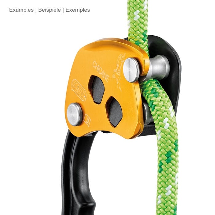 Chicane Petzl, appareil d’assurage jaune et noir avec poignée, sur une corde verte