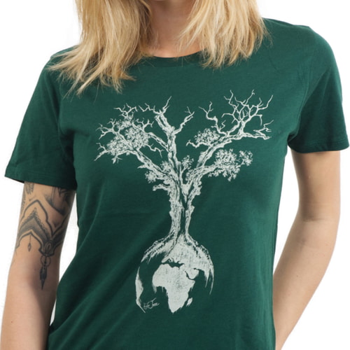 Gros plan du T-shirt Weltenbaum pour femme en vert foncé avec arbre blanc détaillé et imprimé globe sur le devant