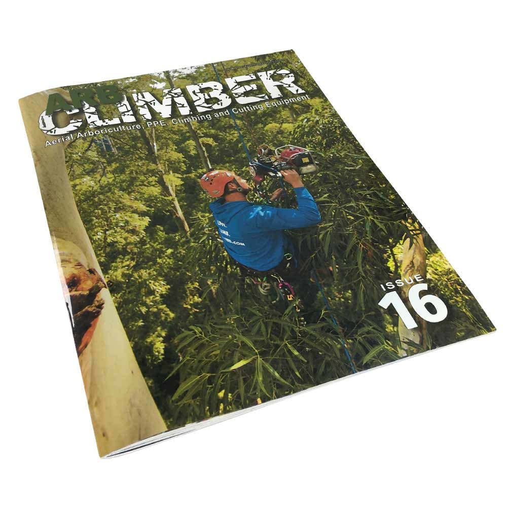 Magazine Arb Climber n° 16 avec un grimpeur en veste bleue et casque orange, couché en biais sur fond blanc
