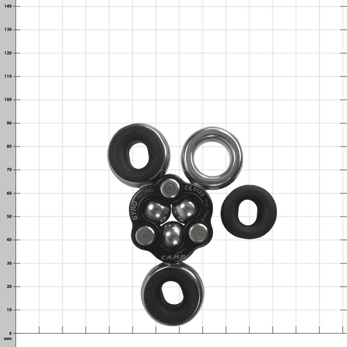 Gyro 3, fabricant CAMP, composant en métal noir et argent avec trois ouvertures en forme d’anneau, dont une détachée, sur fond à carreaux