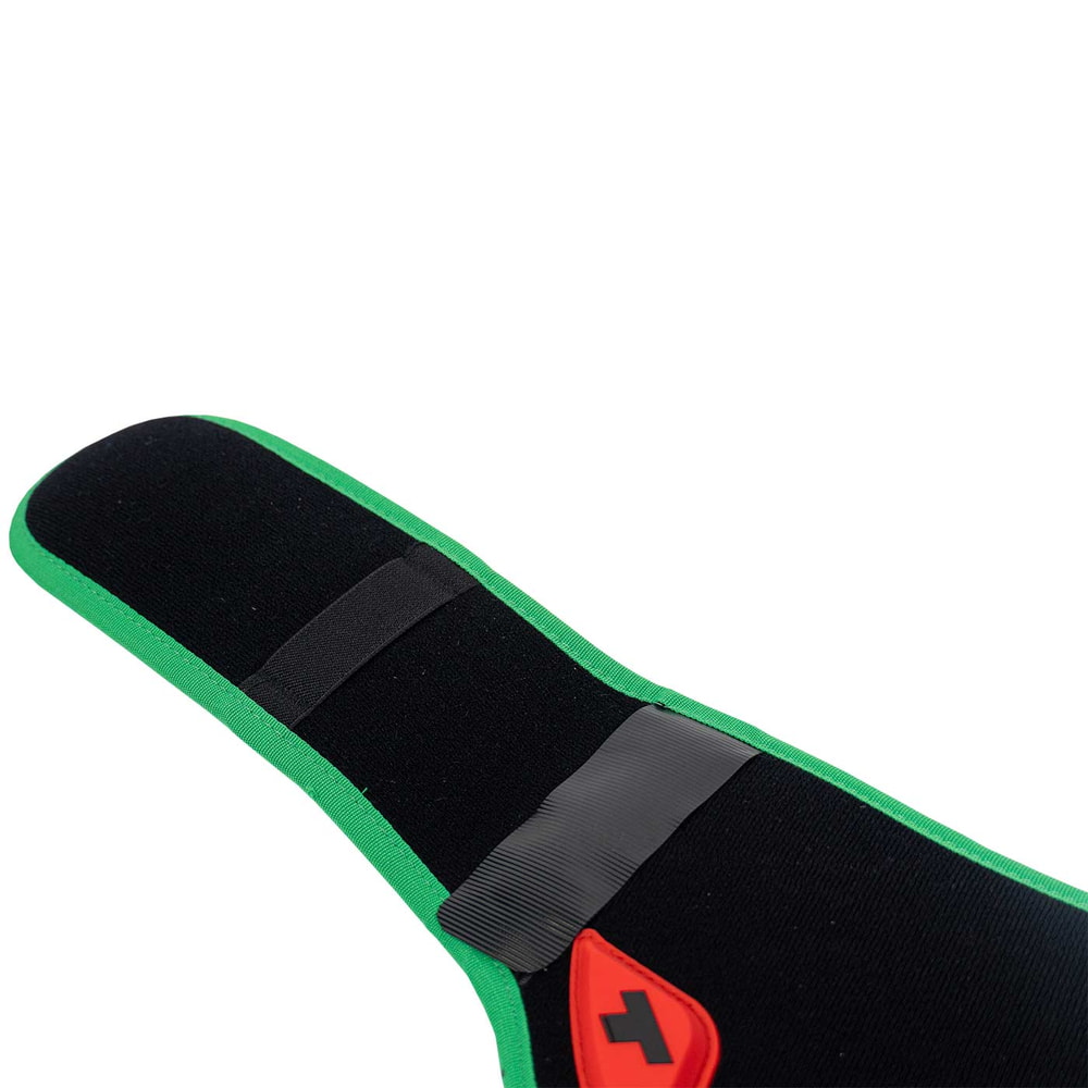 Rembourrage treeMOTION Ultra Comfort, gros plan d’un revêtement noir avec bordure verte, fermeture velcro et logo Teutoburger rouge