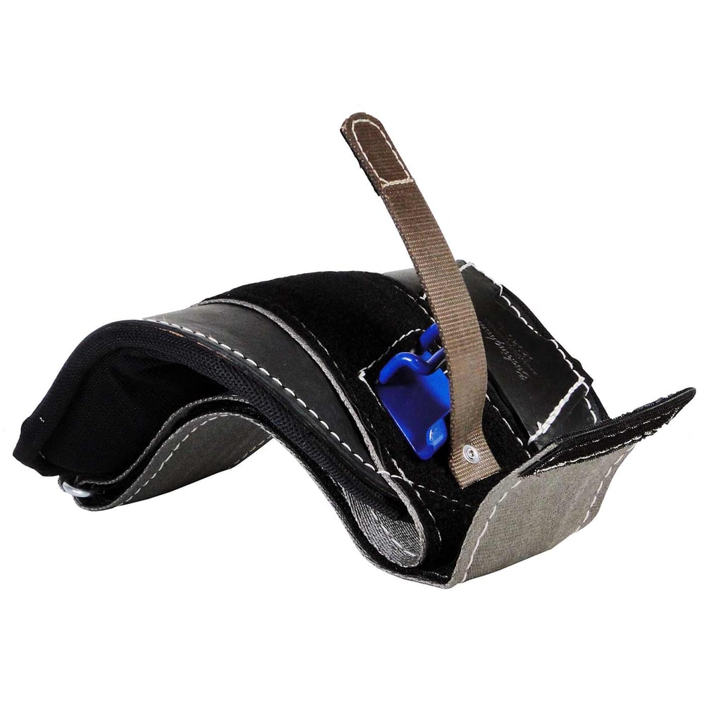 Big Buck Wrap Pads Steel, coussinets de crampons, coussinets gris et noirs avec velcro, clip en plastique bleu et sangle marron, photographiés de côté