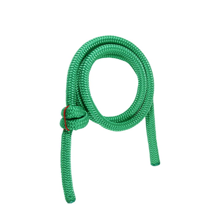 pont treeMOTION, corde verte avec nœuds sur fond blanc