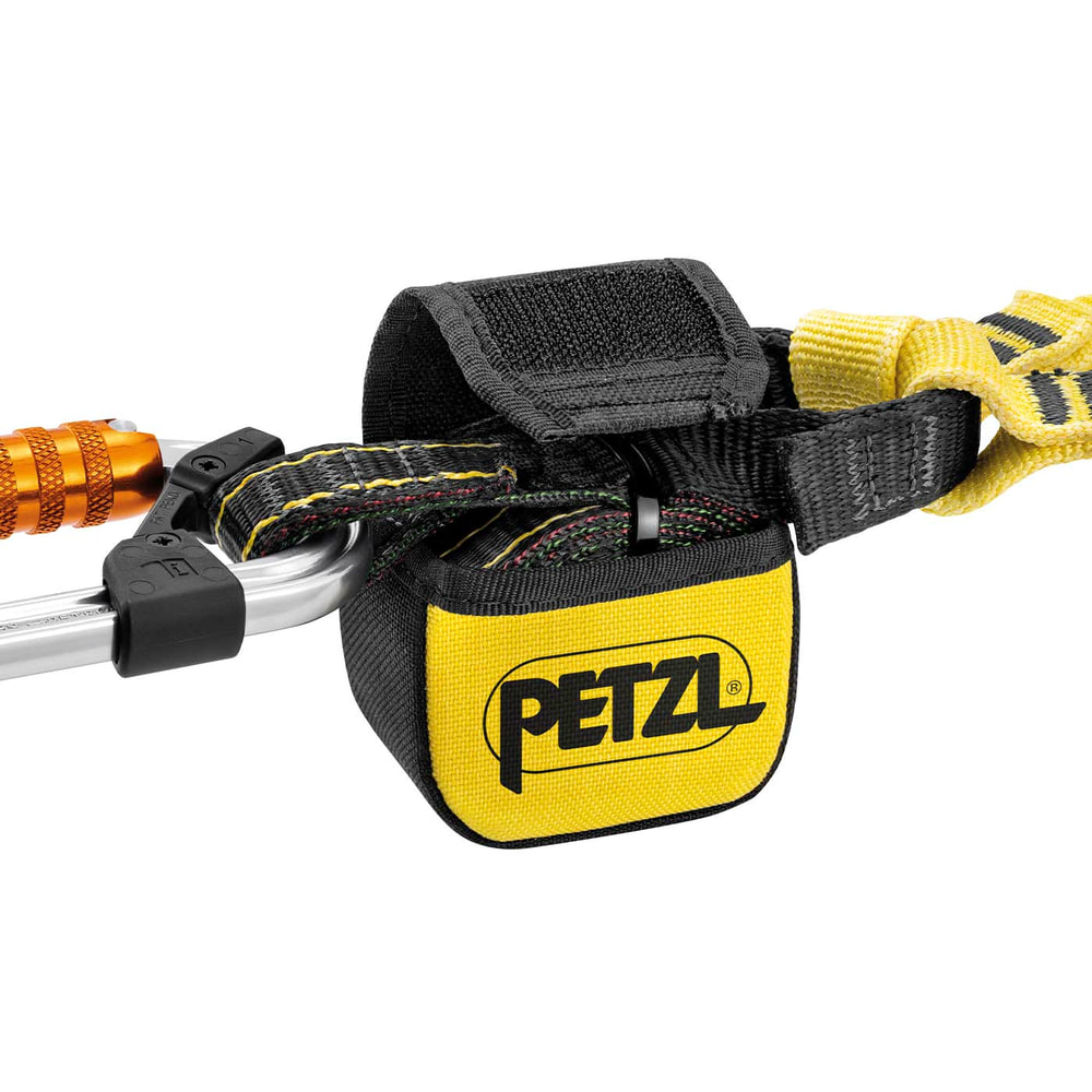 Détail d’un pad jaune et noir avec le logo Petzl attaché à une partie du Petzl Absorbica-Y MGO avec des sangles jaunes et noires