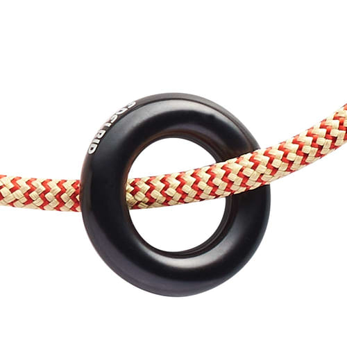 Gros plan de l’anneau noir avec l’inscription blanche « EDELRID » sur l’anneau Tibor Loop