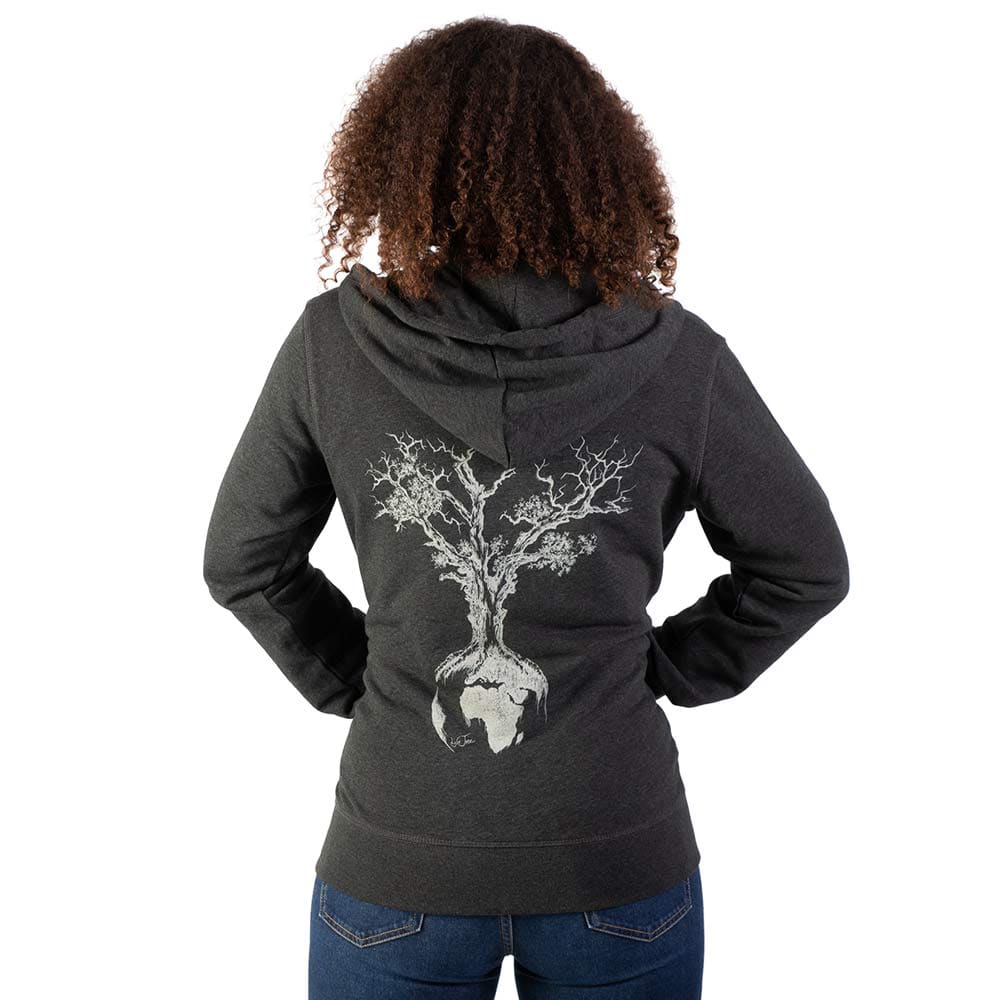 Sweat à capuche arbre du monde, vue de dos d’une femme, sweat à capuche gris foncé avec grand arbre blanc et imprimé terre à l’arrière
