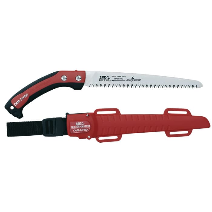Scie pliante Cam-24 Pro avec poignée rouge et noire, dents de scie visibles et couvercle de protection rouge avec sangle noire, fabricant ARS Corporation