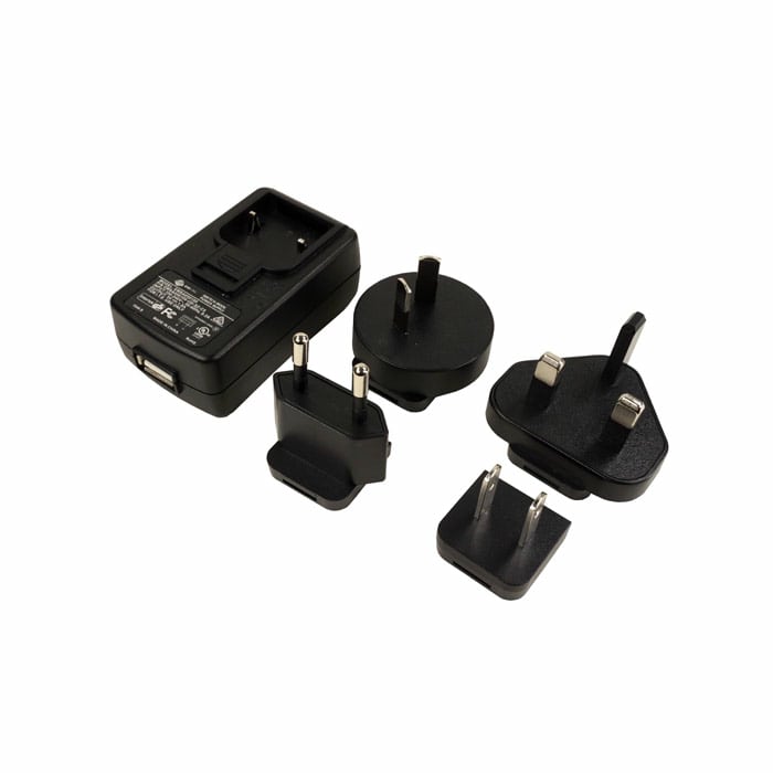 Chargeur USB Lite Com FR08 avec cinq adaptateurs de prise noire différents pour une utilisation internationale