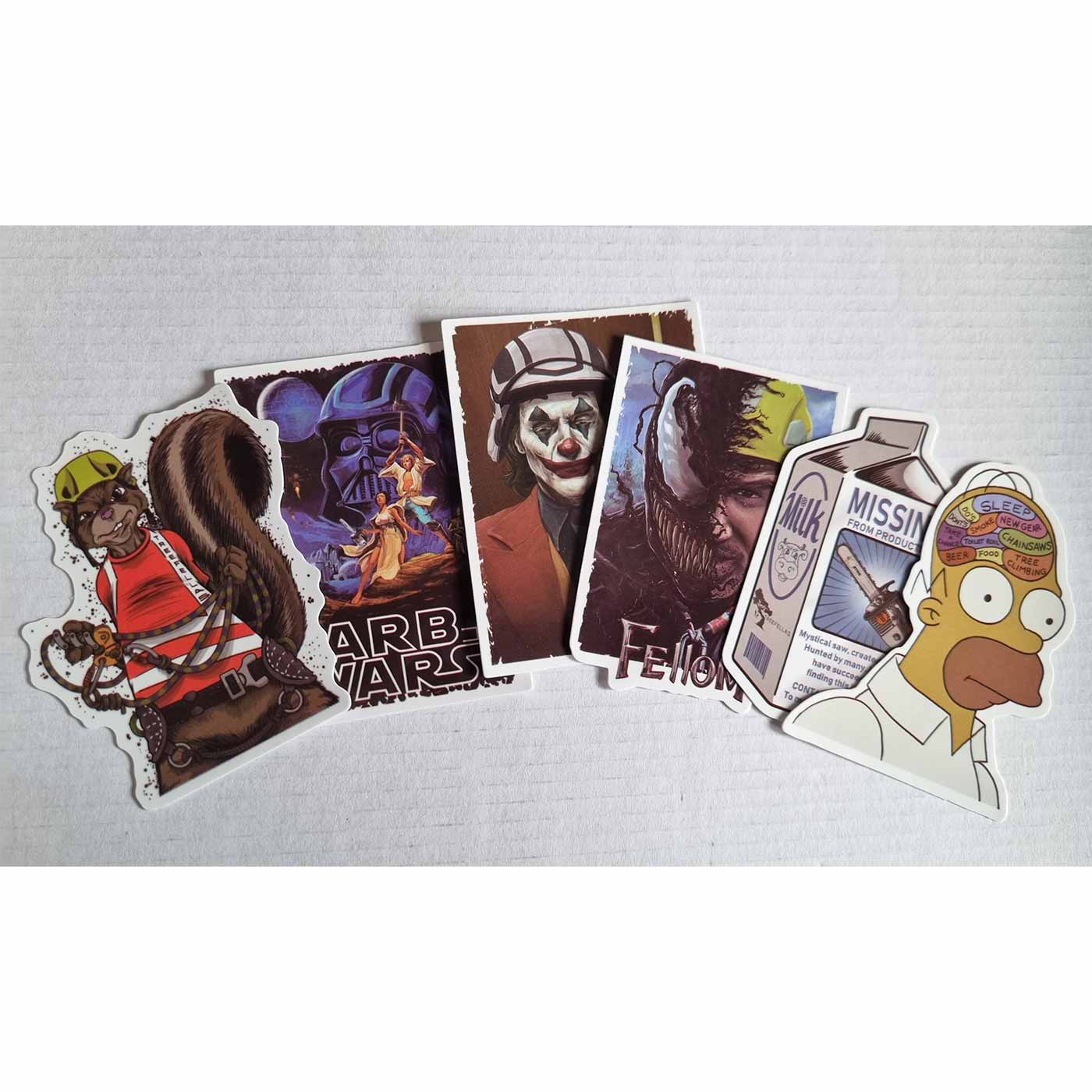 Plusieurs autocollants colorés de l’ARB Fiction Pack Vol. 4, dont un écureuil avec un casque, un poster ARB WARS, un Joker avec un costume rouge, un carton de lait avec une tronçonneuse, un demi-Venom avec un casque de construction et une tête d’Homer Sim