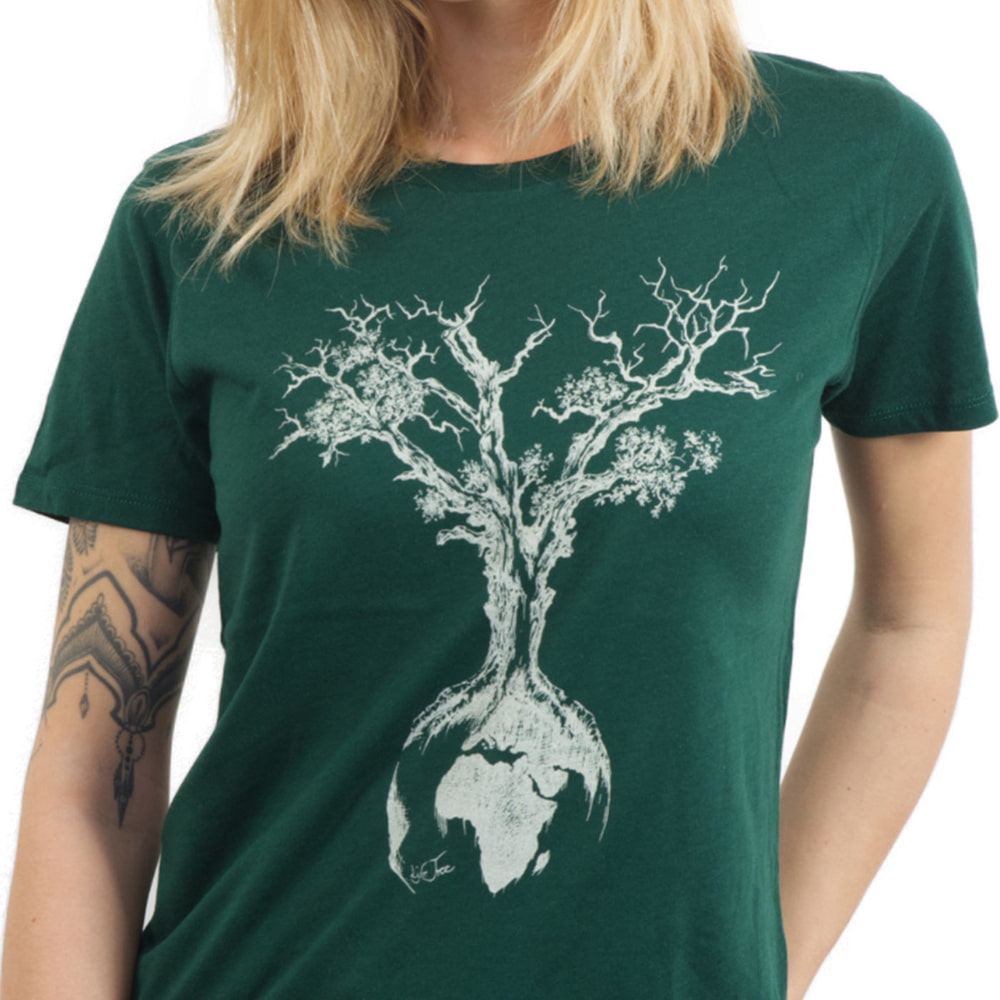 Gros plan du T-shirt Weltenbaum pour femme en vert foncé avec arbre blanc détaillé et imprimé globe sur le devant