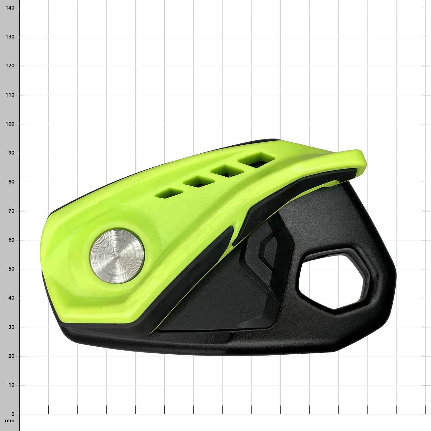 Appareil d’assurage Edelrid Megawatt en noir et vert fluo avec bouton argenté et plusieurs trous rectangulaires sur la face supérieure sur fond de grille blanche