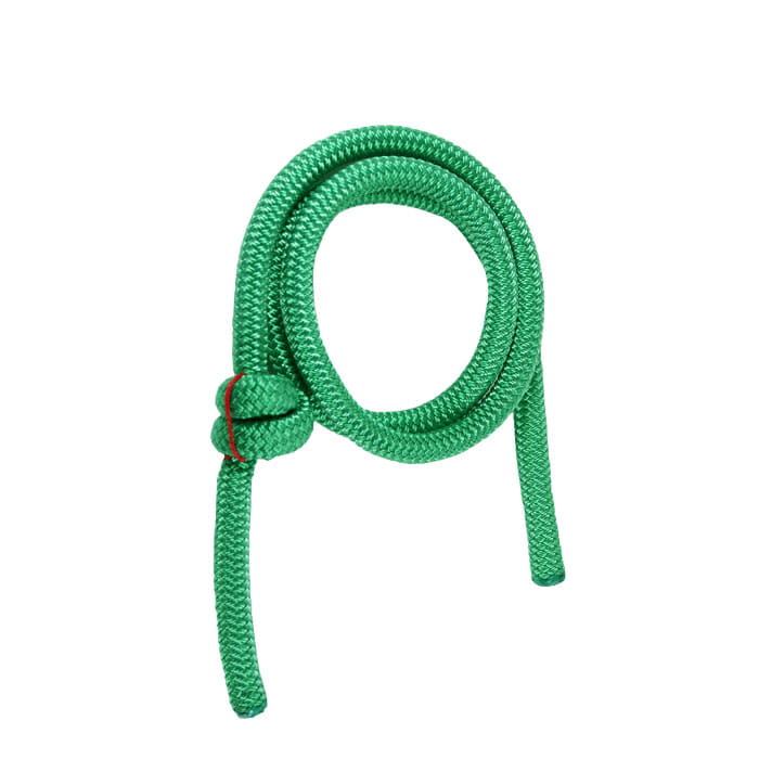 pont treeMOTION, corde verte avec nœuds sur fond blanc