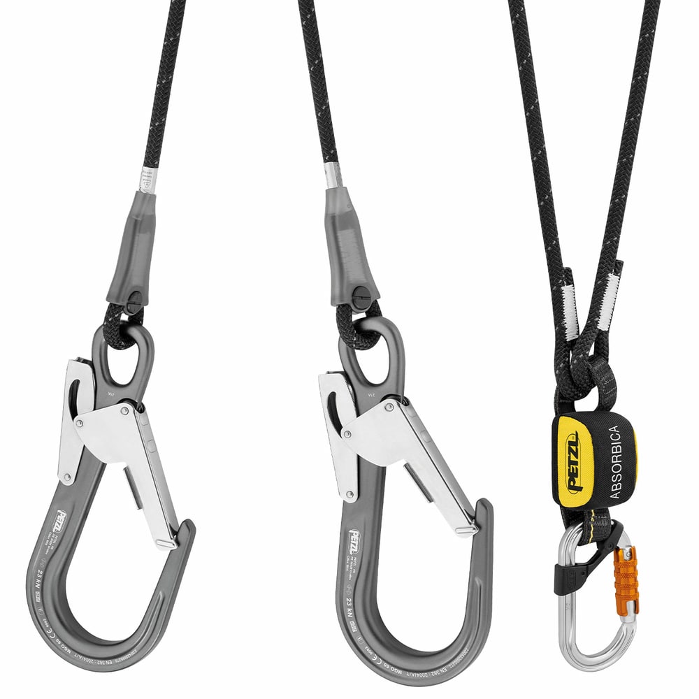 Gros plan des deux mousquetons gris avec levier, corde noire et un petit mousqueton argenté avec serrure orange, faisant partie de l’Absorbica-Y MGO de Petzl