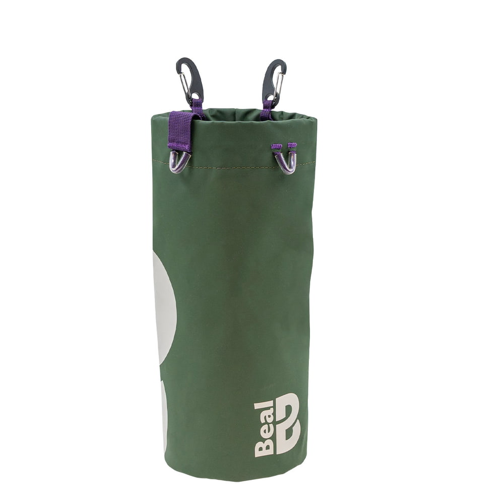 Seau à outils L de Beal, vert avec logo Beal blanc, cylindrique avec deux mousquetons noirs et boucles violettes en haut