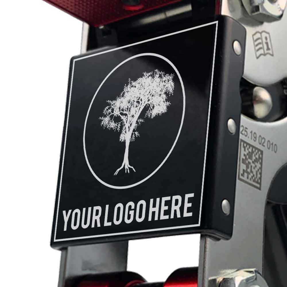 Gros plan du bouclier noir sur la SpiderJack 3 avec arbre blanc et inscription « YOUR LOGO HERE »