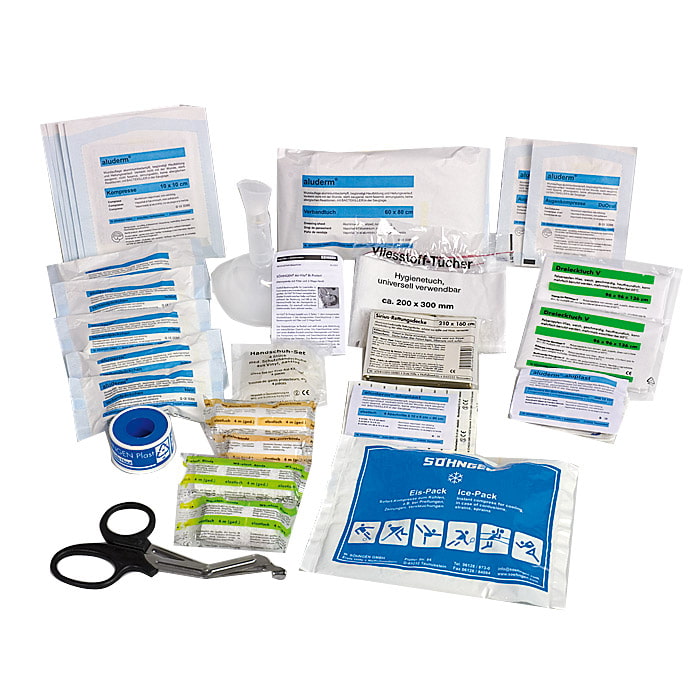 Contenu de la trousse de premiers secours Klein de Söhngen avec divers bandages, ciseaux, sac de glace et lingettes hygiéniques sur fond blanc