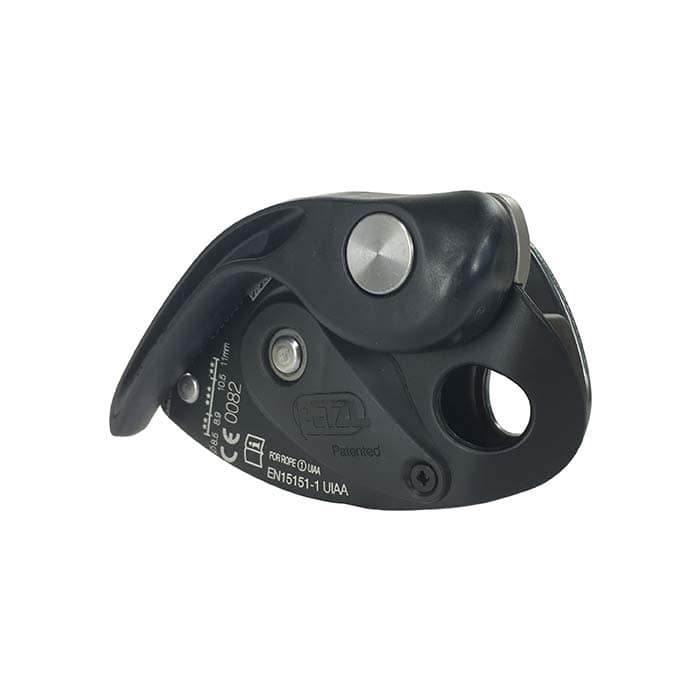 Aire de jeux Grigri de Petzl en plastique noir avec caractéristiques techniques et certifications à l’arrière