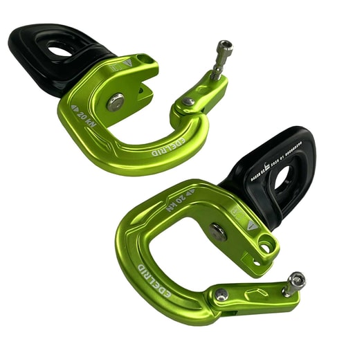 Cupidon Swivel Mix d’Edelrid, deux mousquetons verts et noirs avec fermoir ouvert, posés sur fond blanc