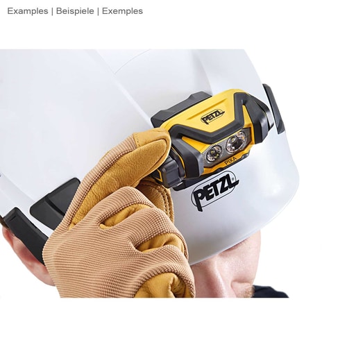 Personne avec des gants tenant une lampe frontale Petzl Pixa sur casque de sécurité blanc avec logo Petzl