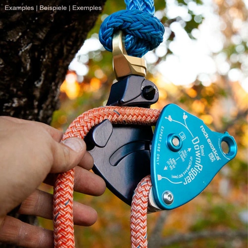 Rock Exotica Omni DownRigger en bleu avec corde orange, une main tient la corde, fabricant Rock Exotica, type DownRigger