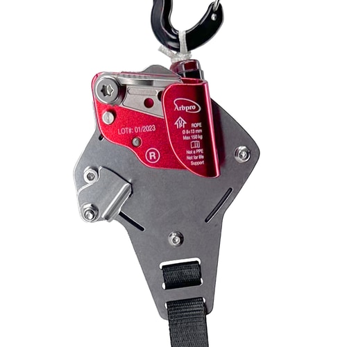Gros plan de l’appareil d’assurage Gemini Knee avec partie métallique rouge, mousqueton noir et sangle noire