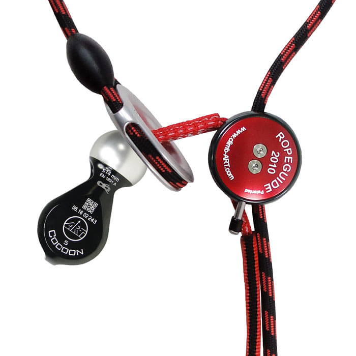 Gros plan du RopeGuide 2010 Cocoon 5 avec partie ronde rouge et partie en plastique noire avec impression Cocoon 5, fabricant non visible