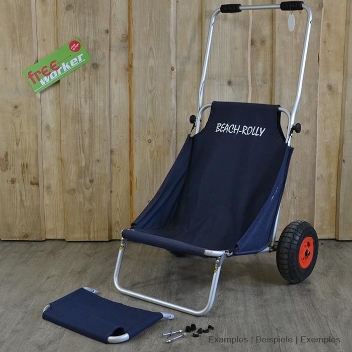Support de chargement Beach Rolly avec tissu bleu foncé sur un fauteuil roulant de plage, plus un support de chargement séparé avec des vis et des pièces en plastique noir sur le fond