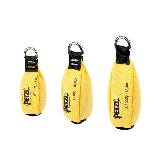 Trois sacs à magnésie jaunes Petzl Jet de différentes tailles avec bande noire et anneau métallique, étiquetés avec le poids en grammes et en onces, modèle Jet
