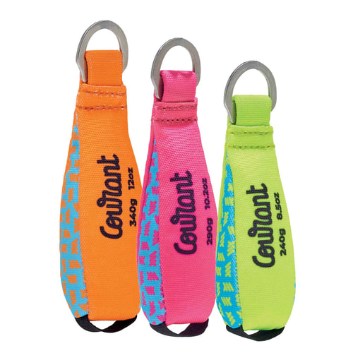 Trois pendentifs en tissu coloré avec des anneaux métalliques, chacun portant l’inscription « Coutant » et des informations sur le poids, dans les couleurs orange, rose et vert clair, nom du produit Tuna