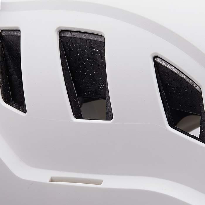 Gros plan sur les aérations d’un casque PETZL Strato Vent blanc