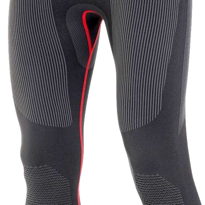Pantalon de couche de base Climb Tech d’Aripro, gros plan d’un pantalon long noir avec des motifs gris et rouges sur la cuisse et le genou
