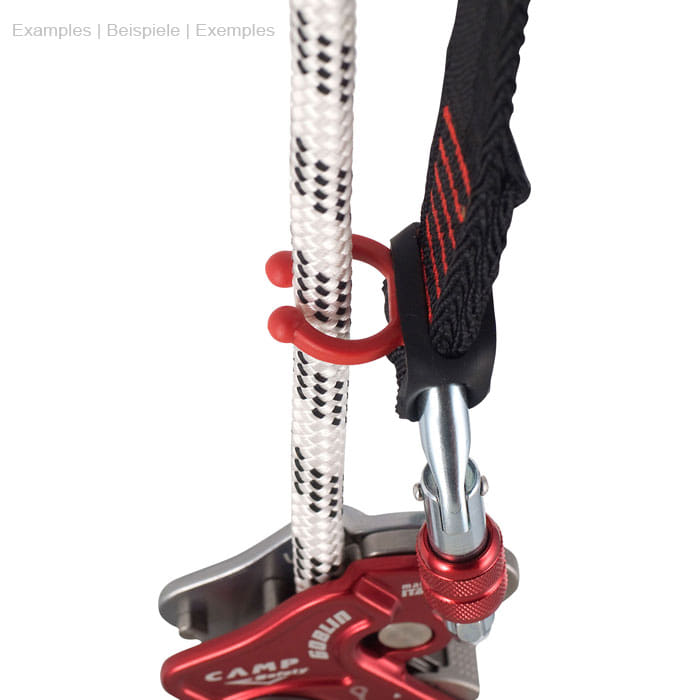 Goblin Lanyard 26, photo détaillée d’un crochet en plastique rouge attaché à une corde blanche avec des taches noires et rouges