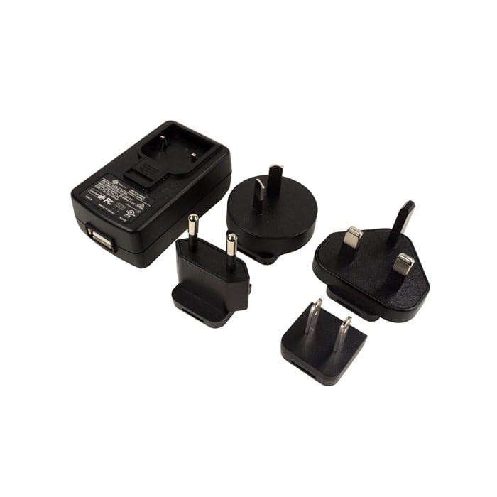 Chargeur USB Lite Com FR08 avec cinq adaptateurs de prise noire différents pour une utilisation internationale