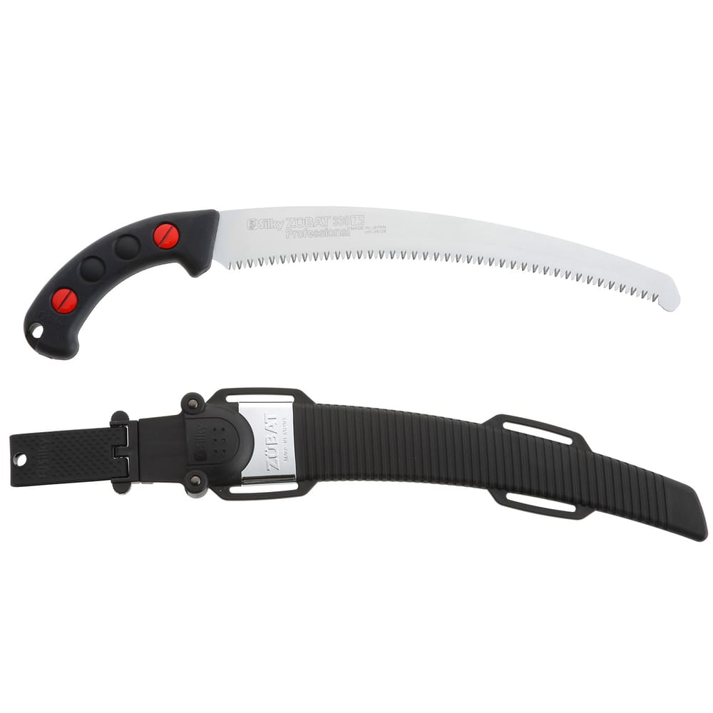 Scie à main Silky Zübat 330-7.5 avec poignée noire et capuchon à vis rouge, ainsi qu’une gaine en plastique noir avec raccord métallique et boucles de suspension