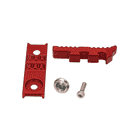 Ciel rouge ouvert Gate articles et vis sur fond blanc