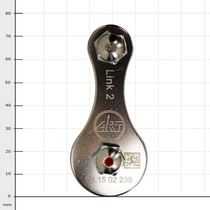 Lien 2, pièce en métal argenté avec deux vis et logo gravé