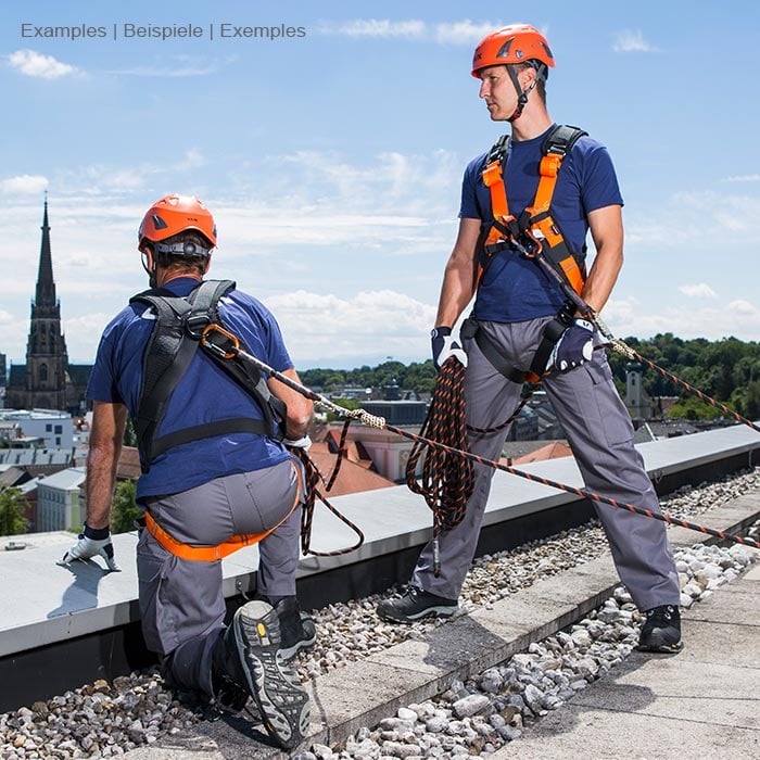 Fossy Set Uni 2, deux hommes avec des casques orange et des harnais d’escalade utilisant l’ensemble sur un toit
