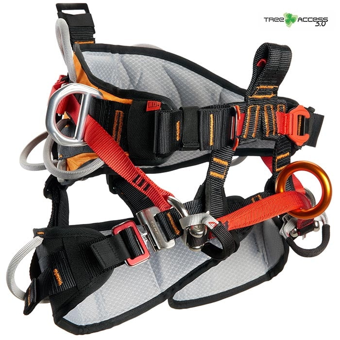 Harnais d’escalade Tree Access 3.1 en noir, gris, rouge et orange avec plusieurs anneaux et boucles métalliques, logo du fabricant en haut à droite