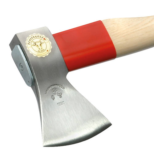 Gros plan de la lame de la hache en argent et de la zone du manche rouge de la hache forestière universelle en or Red Ribbon Plus 700 d’Ochsenkopf avec le logo jaune Ochsenkopf sur la lame