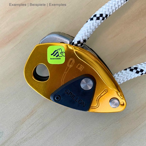 Autocollant vert sur métal NFC Tag de Scannable attaché à une aire de jeux dorée avec corde blanche et noire