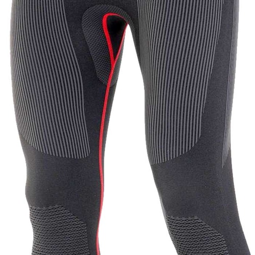Pantalon de couche de base Climb Tech d’Aripro, gros plan d’un pantalon long noir avec des motifs gris et rouges sur la cuisse et le genou