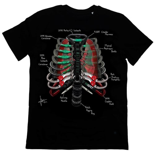 T-shirt noir avec un motif imprimé montrant un motif de cage thoracique provenant d’un équipement d’escalade, nom du produit Arb Ribs