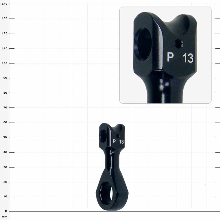 Positionneur/SpiderJack 2.1 support de mousqueton, pièce en métal noir avec l’inscription « P 13 »