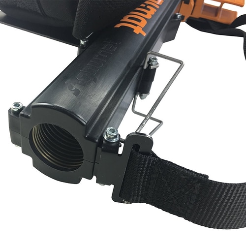Gros plan du magazine ArboTag noir Lite de signumat avec lettrage orange, support métallique et bracelet noir