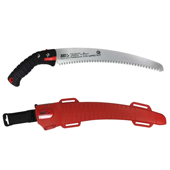 Scie CTR-32 Pro avec poignée noire et gaine de protection rouge d’ARS, avec lame incurvée dentelée et lettrage