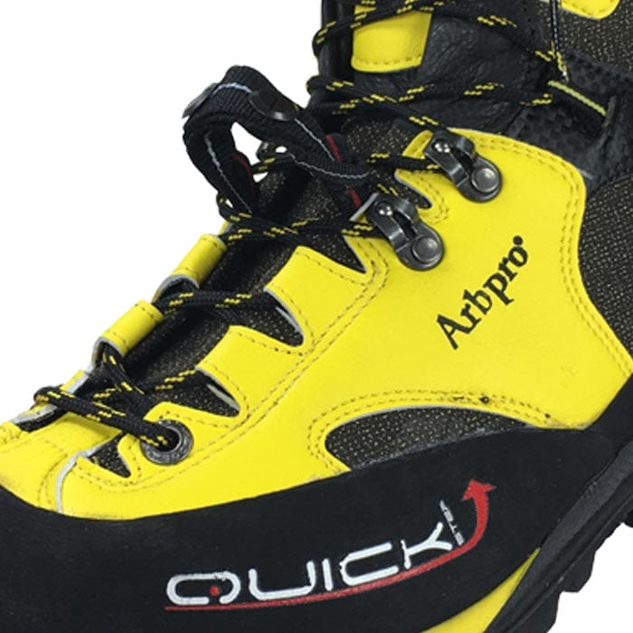 Quickstep Boot EZloop d’Arbpro, gros plan sur une chaussure de montagne jaune et noire avec des lacets et les logos Quick et Arbpro